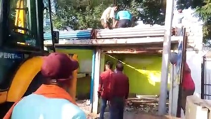 कन्वेंशन सेंटर बनाने में रोड़ , तोड़ी सड़क किनारे 55 अवैध दुकान और 35 गुमटियां