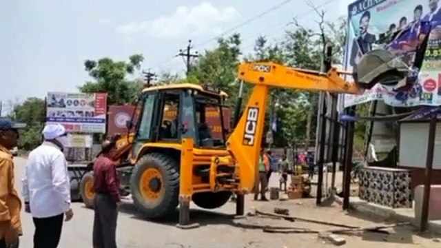 कन्वेंशन सेंटर बनाने में रोड़ , तोड़ी सड़क किनारे 55 अवैध दुकान और 35 गुमटियां