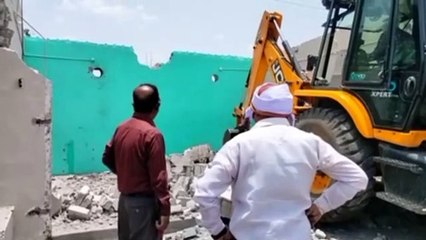 कन्वेंशन सेंटर बनाने में रोड़ , तोड़ी सड़क किनारे 55 अवैध दुकान और 35 गुमटियां