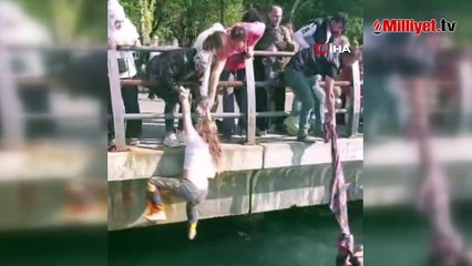 Üsküdar'da denizde can pazarı: Piknik örtüsü ile kurtarmaya çalıştılar