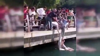 Ils ont essayé de sauver l'enfant qui s'est noyé dans la mer à Üsküdar en accrochant une natte de pique-nique.