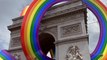 Un arc-en-ciel géant a-t-il vraiment été installé sur l’Arc de Triomphe ?