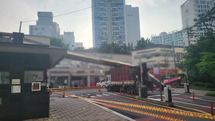 아파트 정문 지나던 폐기물 차량이 조형물 파손 / YTN