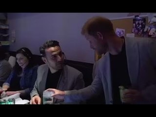 Le prince Harry fait un geste sincère à James Corden dans le clip inédit de The Late Late Show