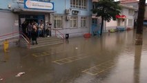 L'averse a été efficace à Izmir : la cour de l'école est remplie d'eau