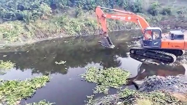 माचना से जलकुंभी हटाने नदी में उतरी पोकलेन