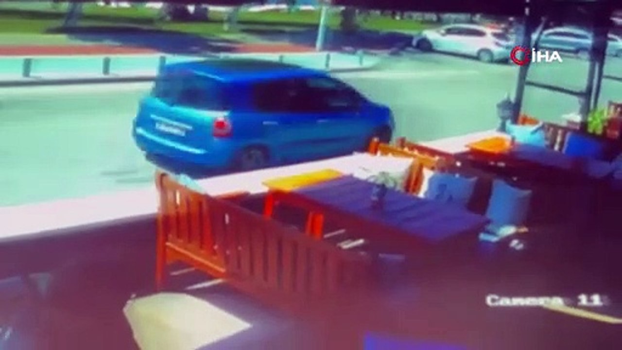 Kazaya karışan kamyonet 50 metre savrulup ünlü sanatçının evine böyle daldı