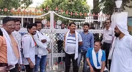 नगर पालिका के गेट में जड़ा ताला
