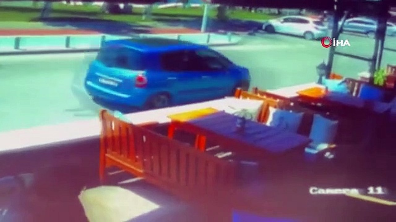La camionnette a plongé dans le café puis l'arrêt de bus et s'est arrêtée devant la maison du célèbre artiste.