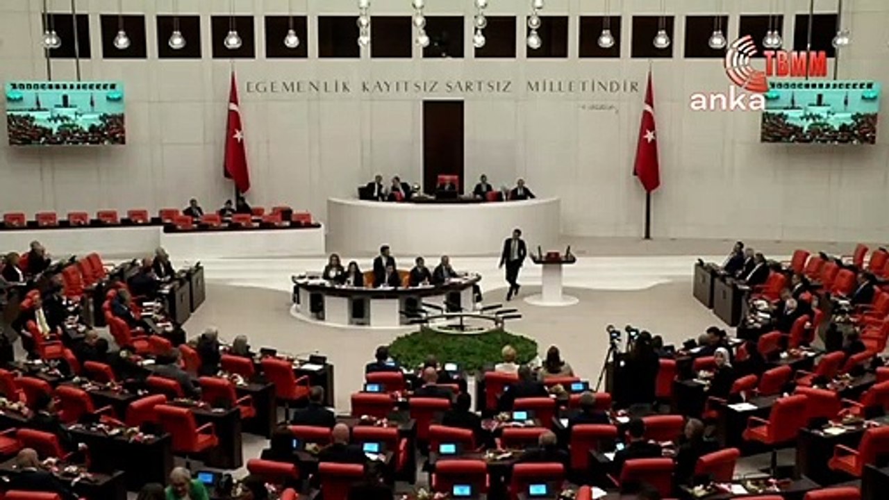 Sera Kadıgil, yemin etmesi için adı okunan Can Atalay için tepki gösterdi: "Silivri’de esir tutulduğu için şu an yemin edemiyor"