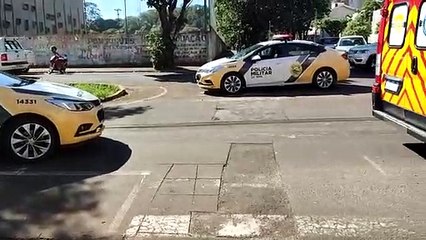 Duas pessoas ficam feridas após colisão entre carro e Biz na região central de Umuarama