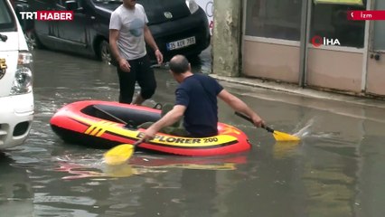 Göle dönen sokaktan botla geçti