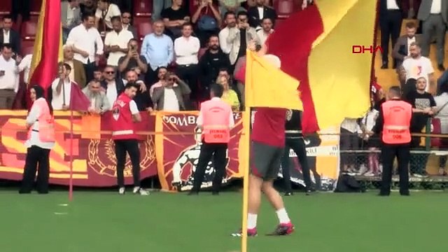 Galatasaray a lancé les préparatifs du match de Fenerbahçe avec une séance d'entraînement ouverte aux supporters.