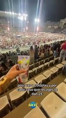 Menina lucra após recolher copos usados em show