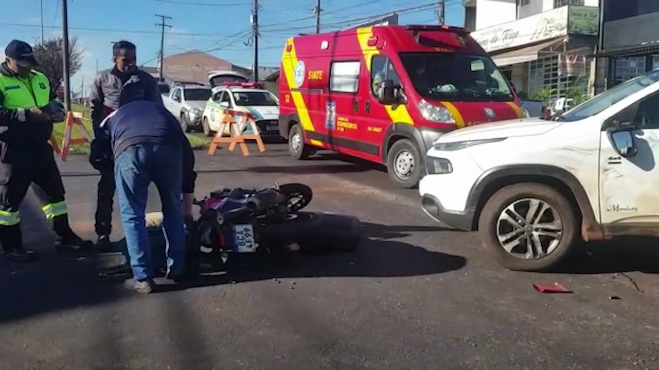 Fiat Toro e moto se envolvem em acidente na Av. Rocha Pombo