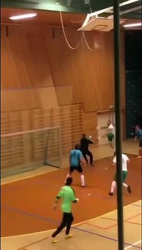 Ce qu'il va faire en futsal est dingue : roulette par dessus le joueur, du jamais vu