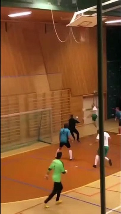 Ce qu'il va faire en futsal est dingue : roulette par dessus le joueur, du jamais vu