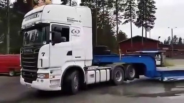 A 8 ans il conduit un camion comme un pro