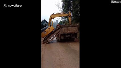 Télécharger la video: Un conducteur de pelleteuse surdoué... Joli