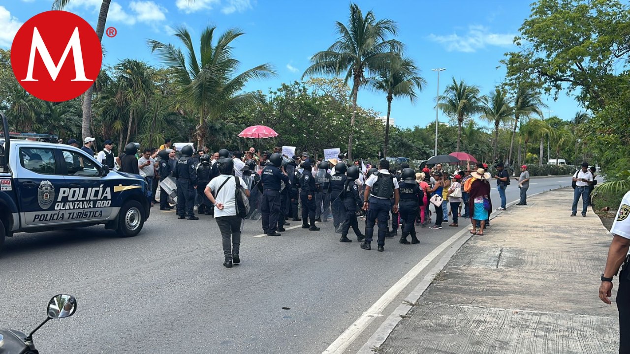 Manifestantes bloquean kilómetro 0 de la zona hotelera de Cancún