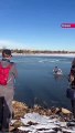 Si getta in un lago ghiacciato rischiando di annegare per salvare un cane
