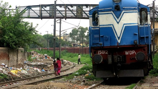 Al menos 50 personas murieron tras un choque de trenes en India