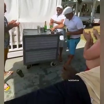 Doğum günü mutluluğu 10 saniye sürdü! Davetli arkadaş porselen tabakla adamın kafasına böyle vurdu.