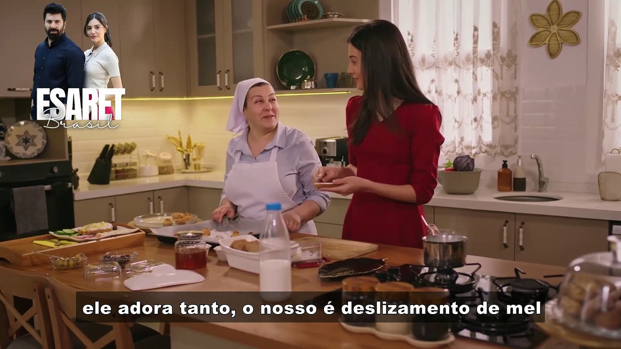 Ao ouvir o nome de Orhun, Hira fica desajeitada – CENA EP 125