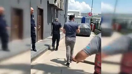 İstasyondaki yılanı işadamı böyle yakaladı