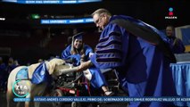 Perrito recibe diploma universitario de su dueña
