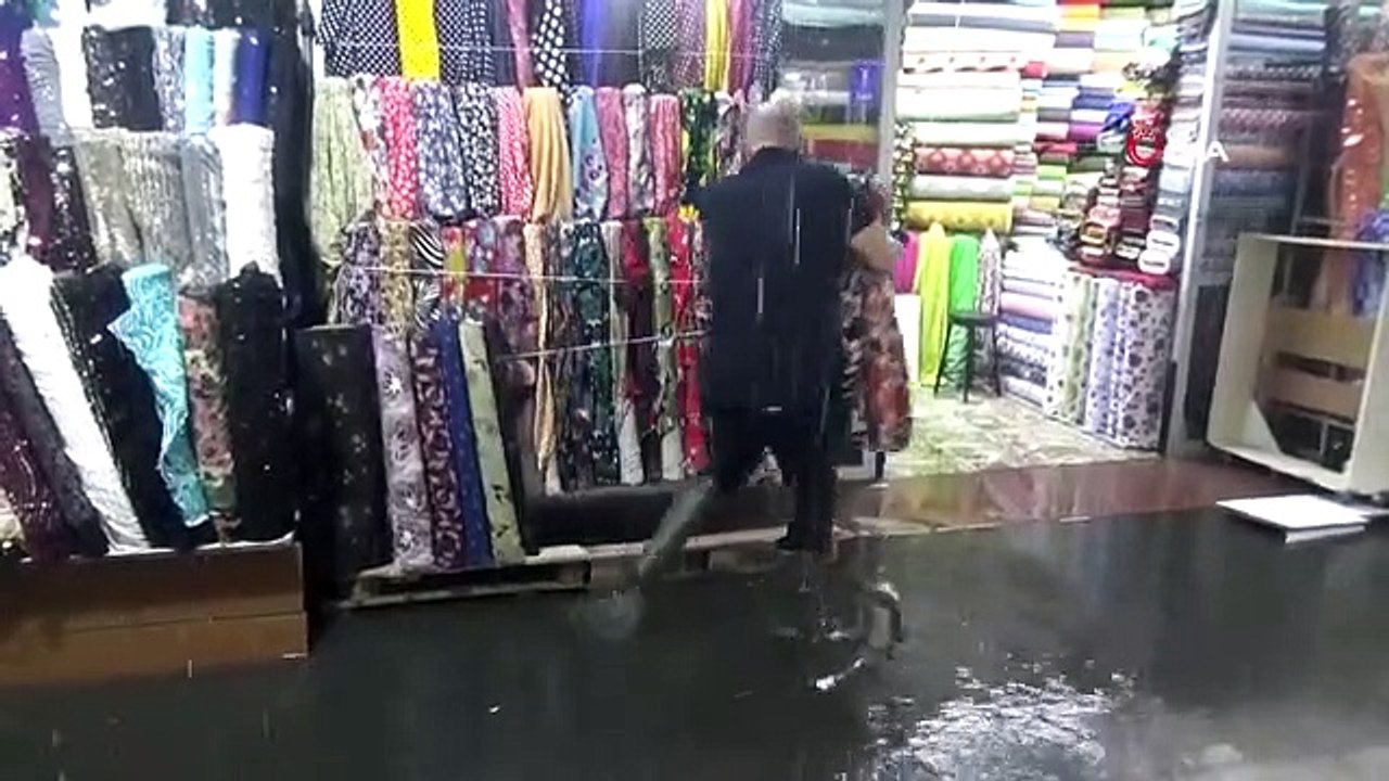 Les inondations frappent à nouveau Izmir : le bazar historique de Kemeraltı a été inondé