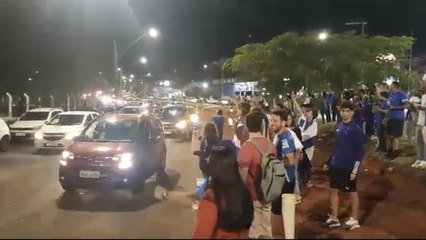 Cruzeiro é recebido com festa e buzinaço por torcedores em Uberlândia