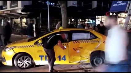Bağdat Caddesi'nde taksi ile otomobil çarpıştı: 2 hafif yaralı
