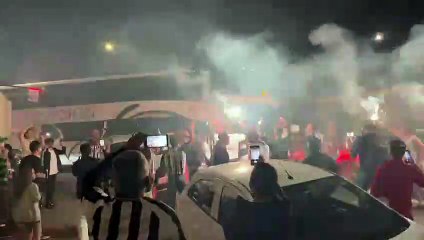 Galo é recebido pela torcida com 'rua de fogo' em Uberlândia