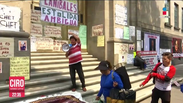 Manifestantes colocan nuevas mantas afuera de SCJN
