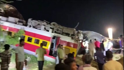 Inde : Une collision entre trois trains a fait au moins 288 morts et 850 blessés cette nuit dans l’est du pays et les secours s’efforcent ce matin de désincarcérer les nombreux voyageurs pris au piège sous les carcasses métalliques
