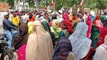भीषण गर्मी में पैदल कलेक्ट्रेट पहुंचे भू- विस्थापित, प्रदर्शन कर रोजगार की मांग