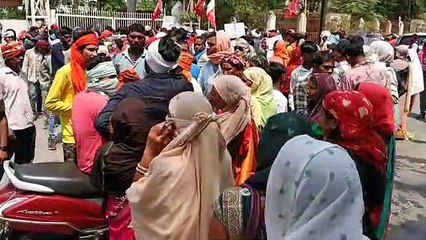 भीषण गर्मी में पैदल कलेक्ट्रेट पहुंचे भू- विस्थापित, प्रदर्शन कर रोजगार की मांग