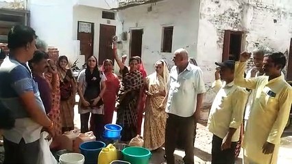नर्मदा किनारे बसे बड़वानी में जलसंकट, कुएं का पानी खींच बांट रहे पानी