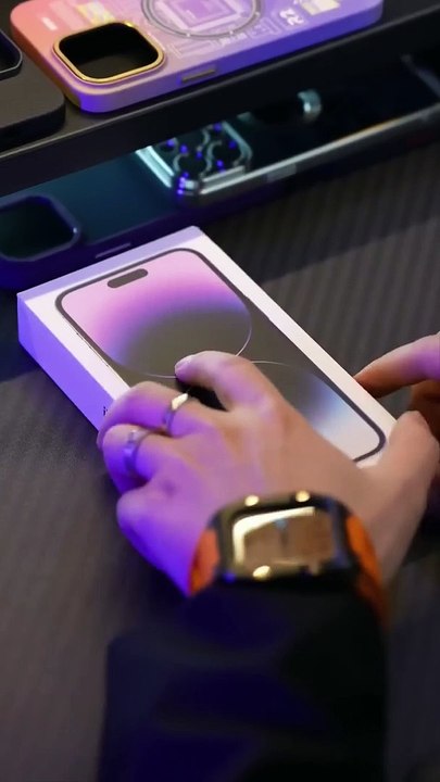 Apple iPhone 14 Pro Max Unboxing and Apply Awesome Glowing Case!