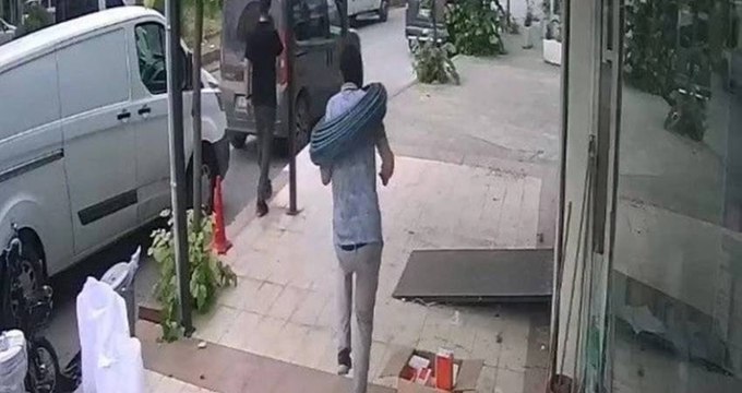 Yukarından atılan kablo rulosu, yoldan geçen kişinin boynuna geçti