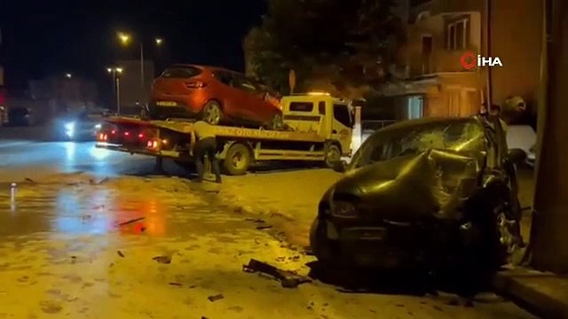 2 voitures sont entrées en collision frontale à Bursa : 4 blessés