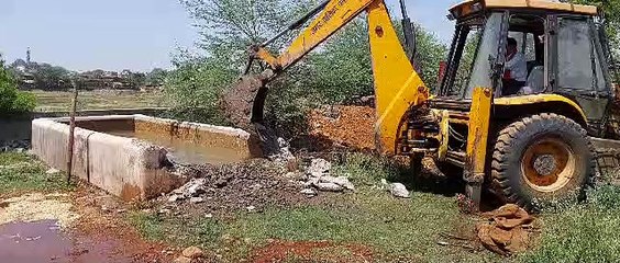 घायल गायों का जहां होता था इलाज वहां चला सरकारी बुलडोजर - देखें वीडियो