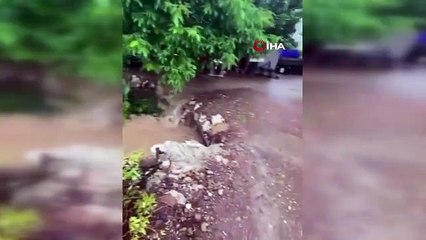 Antalya'da Şiddetli Yağmur Hayatı Felç Etti