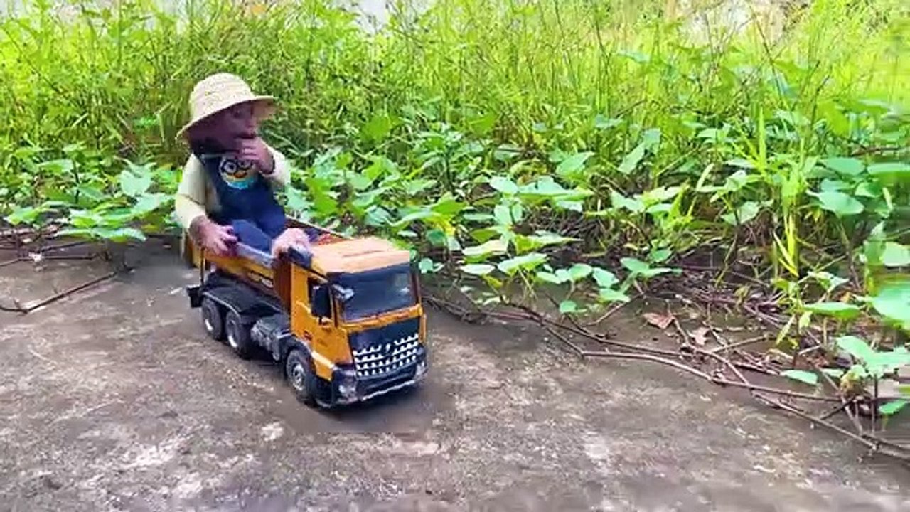 Baby_Monkey_Bu_Bu_frees_excavator_to_rescue_stuck_fruit_truck(360p)
