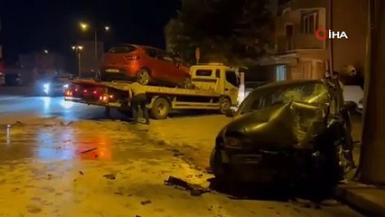 Bursa’da 2 otomobil kafa kafaya çarpıştı: 4 yaralı