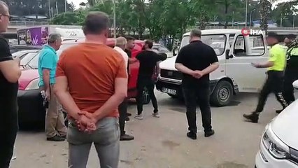 Un conducteur ivre s'est écrasé dans une voiture garée et a fui