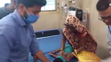 यह खबर देखकर रह जाएंगे दंग, खिलौना समझकर साप को चबा गया था ये मासूम