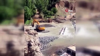 Le lit du ruisseau a débordé à Erzurum, le pont a été inondé