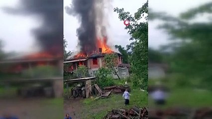 Sakarya'da İki Katlı Ev Alev Alev Yandı